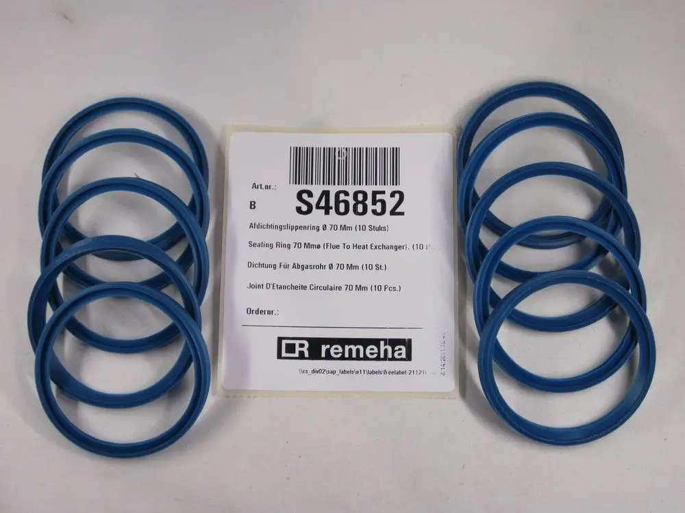 Zehn blaue Dichtungsringe von Remeha, angeordnet um ein Etikett mit Artikelnummer und Beschreibung. Verpackt auf einem weißen Hintergrund.